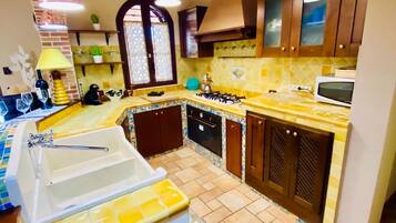 Een koelkast, een magnetron, een oven, een kookplaat