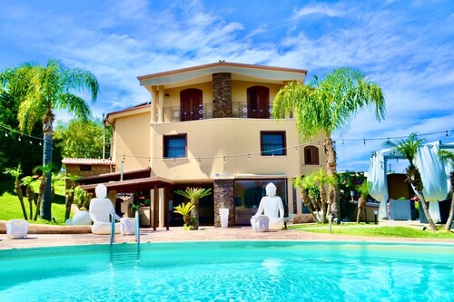 VILLA GRISI with swimming pool and independent garden