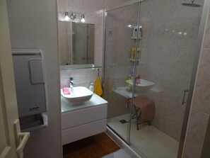 Dusche, Haartrockner, Bidet, Handtücher