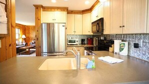 Coffee/tea maker, fridge, microwave, oven - Deluxe Private 4 Bed Home, Pet Friendly near WV! (Thornton)
