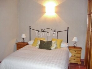 4 bedrooms, iron/ironing board