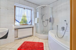 Bathtub, towels