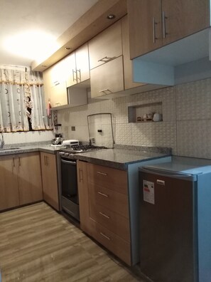 Réfrigérateur, micro-ondes, four, bouilloire électrique