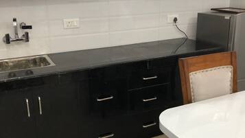 Deluxe Double Room, Non Smoking, City View | Private kitchenette | Microwave, stovetop, coffee/tea maker, electric kettle