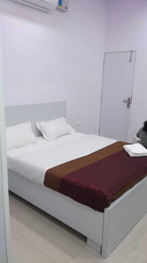 Minibar, individually decorated, individually furnished, desk - Atul's Europa Apartments (New Delhi)