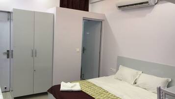 Minibar, individually decorated, individually furnished, desk