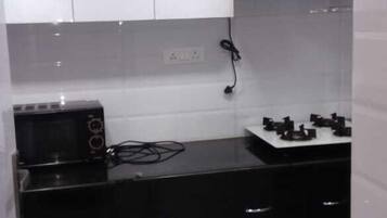 Deluxe Double Room, Non Smoking, City View | Shared kitchen | Microwave, stovetop, coffee/tea maker, electric kettle