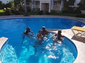 Una piscina al aire libre