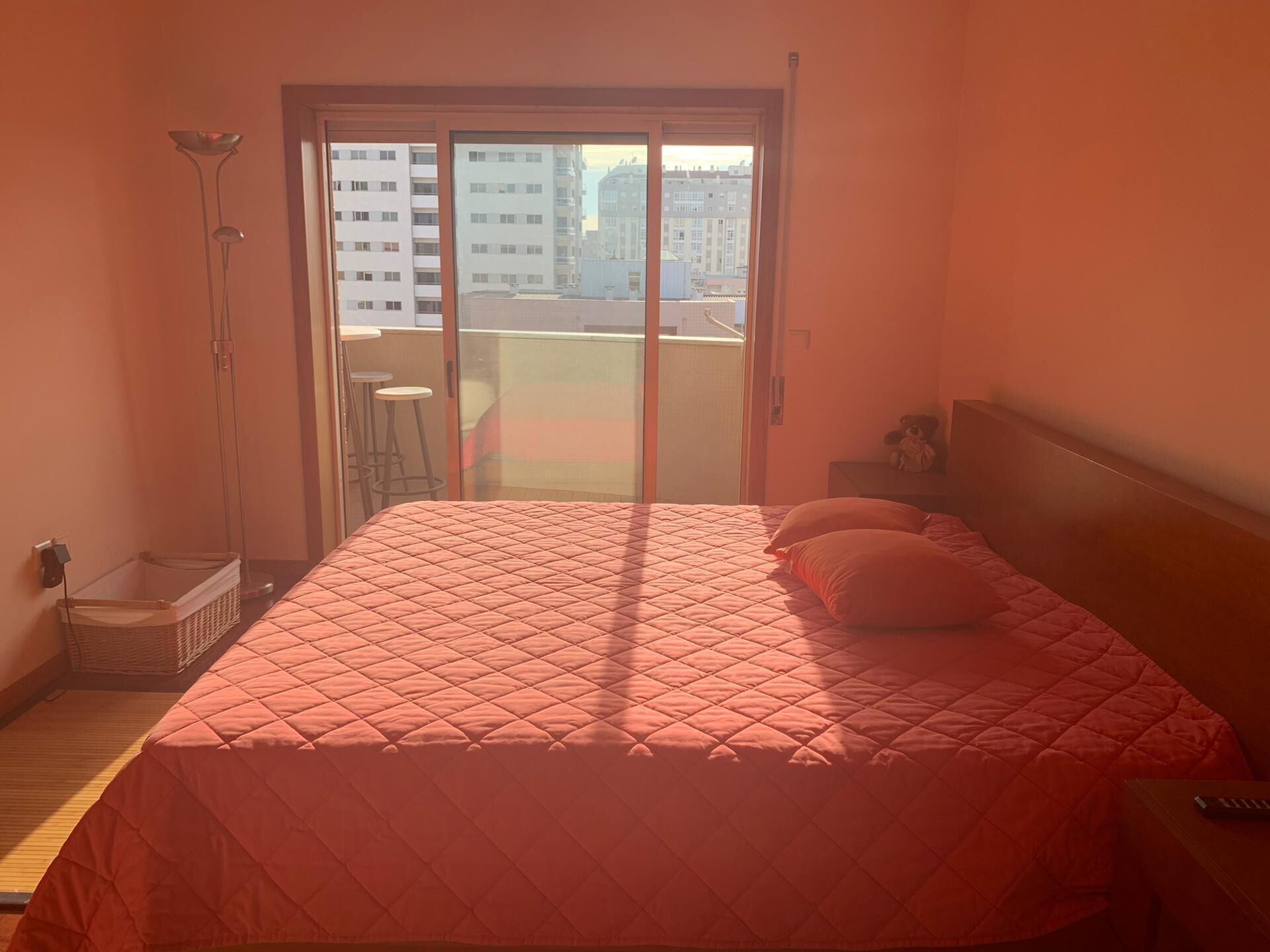 2 bedrooms, iron/ironing board, bed sheets, wheelchair access