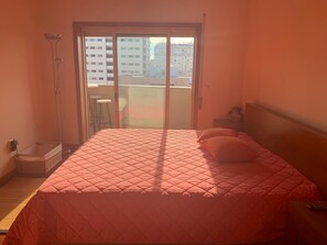 2 bedrooms, iron/ironing board, bed sheets, wheelchair access