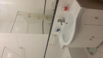 Chuveiro/banheira combinados, secador de cabelo, toalhas de banho