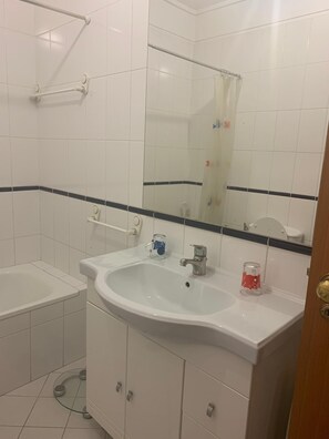 Kombinert dusj/badekar, hårføner, håndklær og toalettpapir