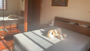 A hotel room with a bed, a teddy bear, a painting, and a mirror. - Apartment Braga Parque (Braga)
