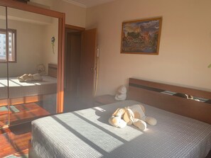 2 bedrooms, iron/ironing board, bed sheets, wheelchair access
