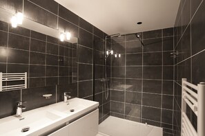 Dusche, Haartrockner, Seife, Shampoo