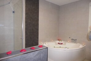 Bathtub, jetted tub, hair dryer, towels - Studio with Jacuzzi "Balcony of the Len" (Soba)