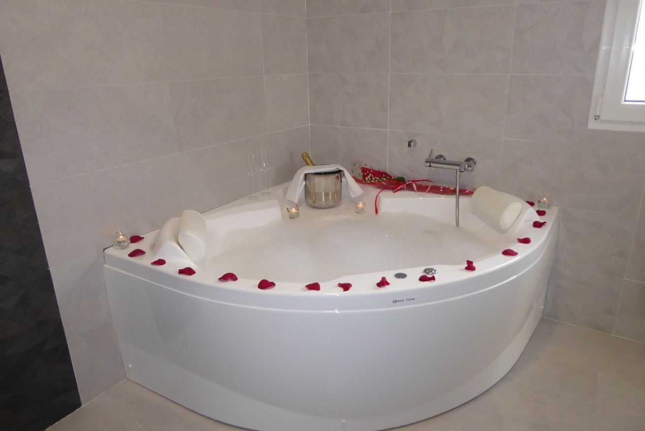 Baignoire, baignoire à jets, sèche-cheveux, serviettes fournies