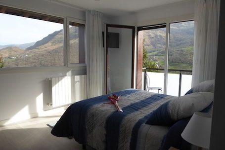 1 bedroom, WiFi, bed sheets. Studio with Jacuzzi "Balcony of the Len"
