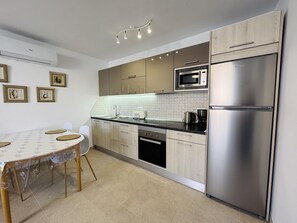 Een koelkast, een magnetron, een oven, een koffiezetapparaat/waterkoker