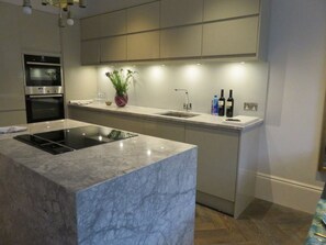 Microwave, dishwasher, coffee/tea maker, cookware/dishes/utensils - Luxury apartment in Hyde Park area (London)