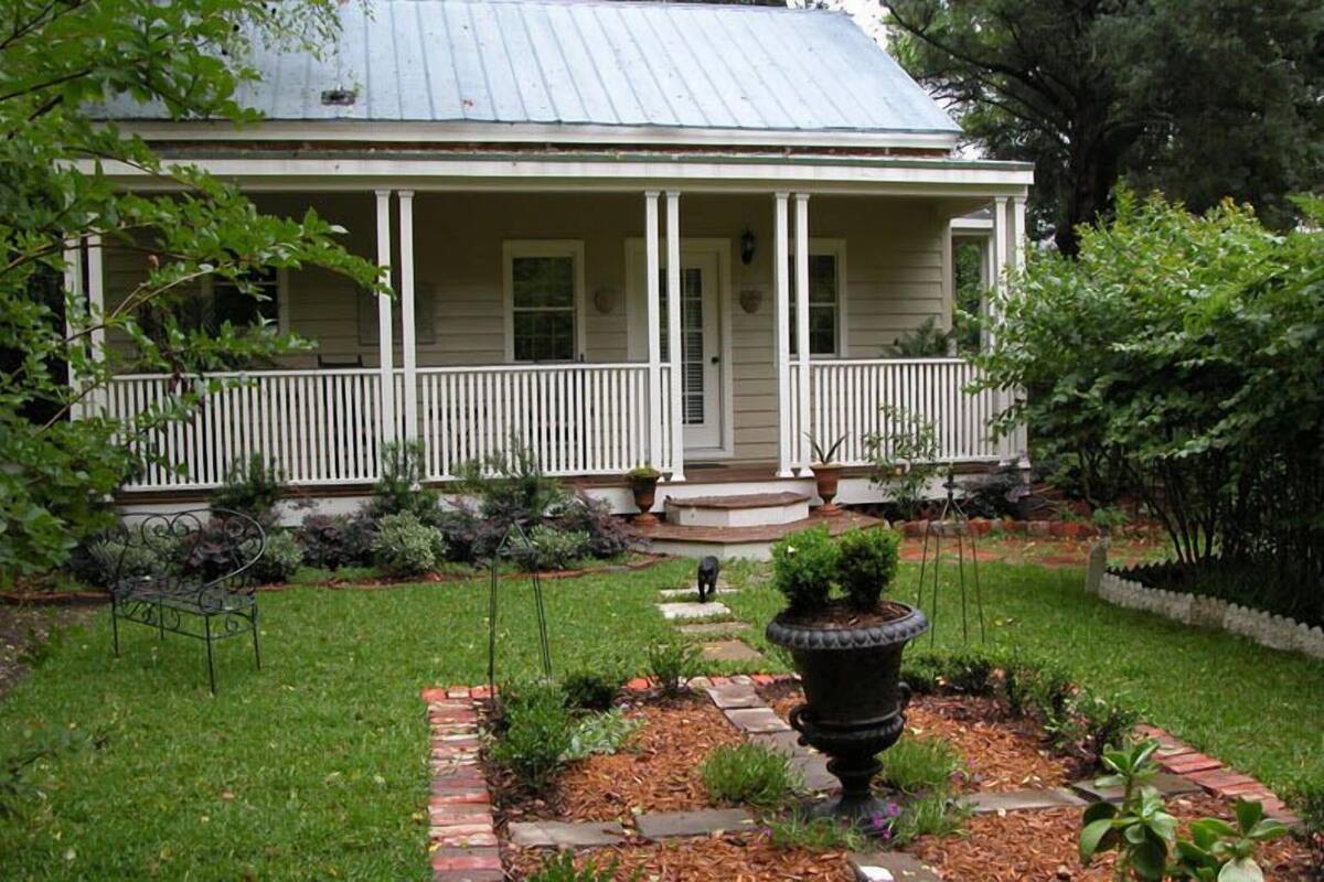 Cottage | Laptop workspace, blackout drapes, iron/ironing board, WiFi (free)