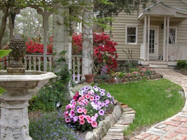 Garden - Flowertown Bed and Breakfast (Summerville)