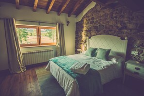 4 bedrooms, iron/ironing board, travel cot, Internet