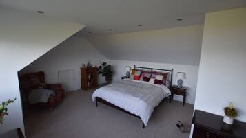 3 bedrooms, iron/ironing board, free WiFi, bed sheets