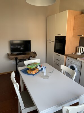 Réfrigérateur, four à micro-ondes, un four, surface de cuisson