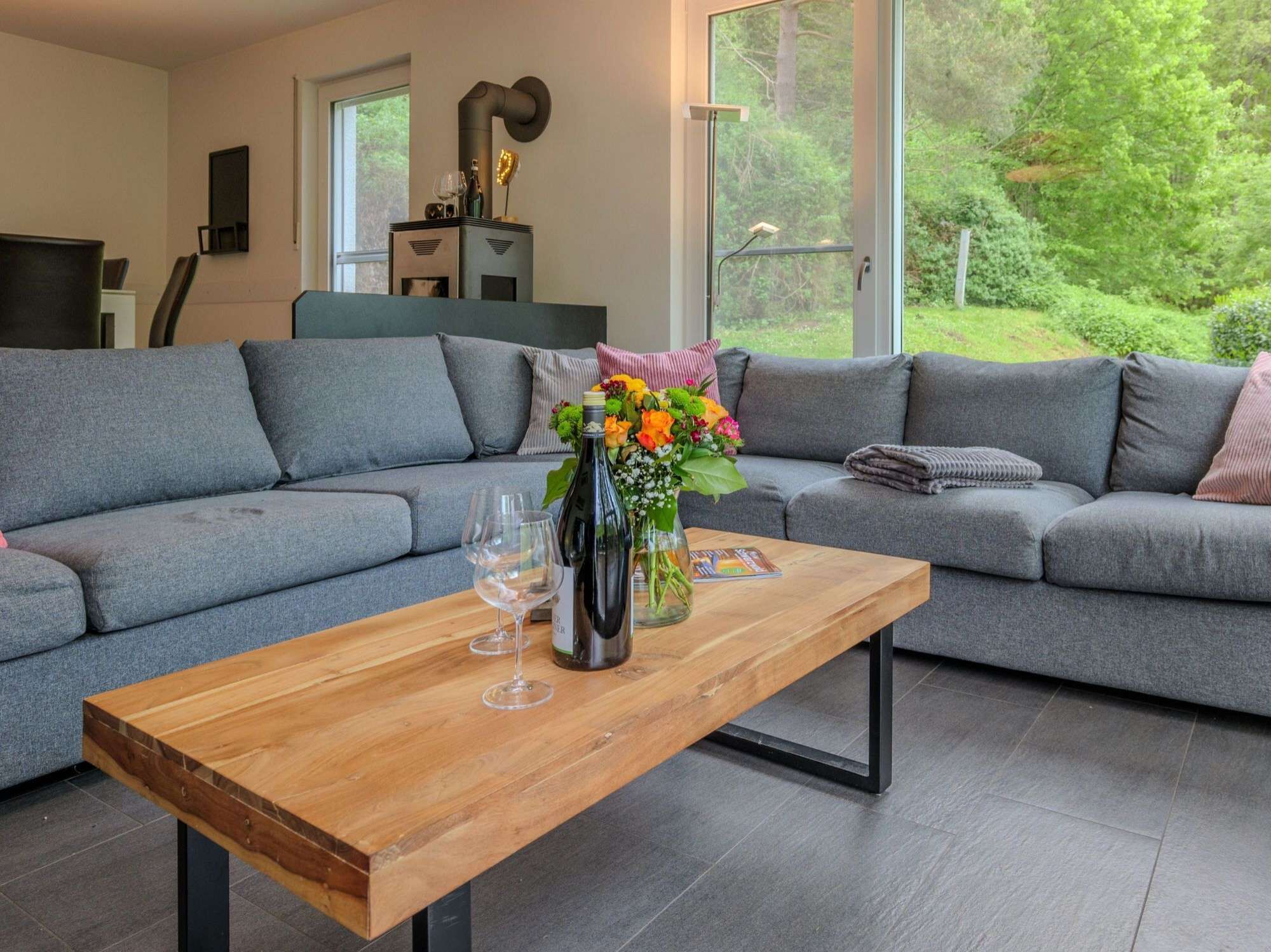 Smart-TV, Kamin, DVD-Player, Bücher