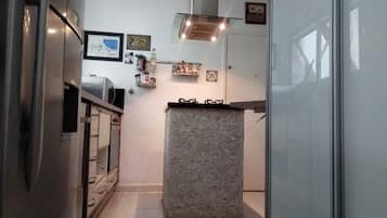 Geladeira, micro-ondas, fogão, cooktop