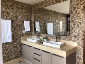 Shower, hair dryer, towels, soap - House Praia do Forte, High Luxury, 5 suites, decorated, Cond. The sea side, outbuilding (Condomínio Porto das Baleias)