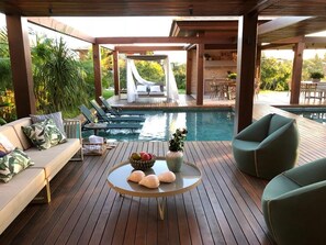 Outdoor pool, a heated pool - Casa Praia do Forte, High Luxury, 5 suites, decorated, Cond. The sea side, outbuilding (Condomínio Porto das Baleias)
