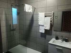 Duschwanne, Haartrockner, Handtücher, Toilettenpapier
