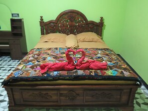 Decoración personalizada, escritorio y espacio para trabajar con laptop
