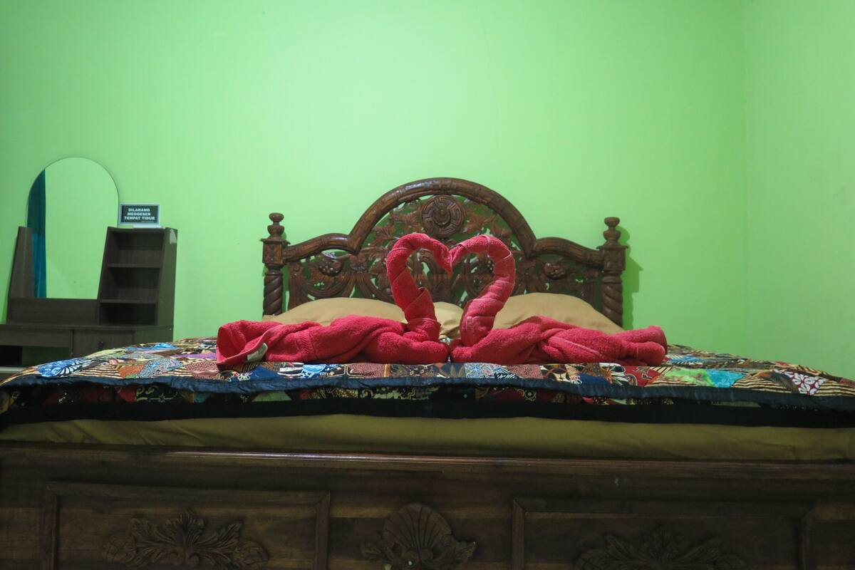 Habitación básica doble | Decoración personalizada, escritorio y espacio para trabajar con laptop