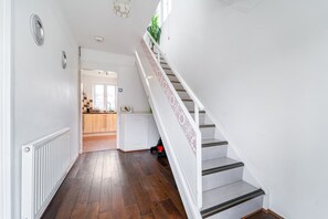 Interior - Charming Large 3 Bedroom House /Garden in Greater London, Chigwell  (Chigwell)