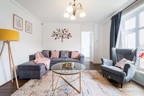 Smart TV, books - Charming Large 3 Bedroom House /Garden in Greater London, Chigwell  (Chigwell)