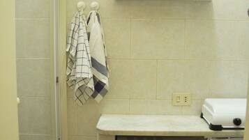 Frigorifero, microonde, macchina per tè/caffè, bollitore elettrico