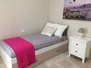 3 habitaciones, tabla de planchar con plancha, wifi y ropa de cama 