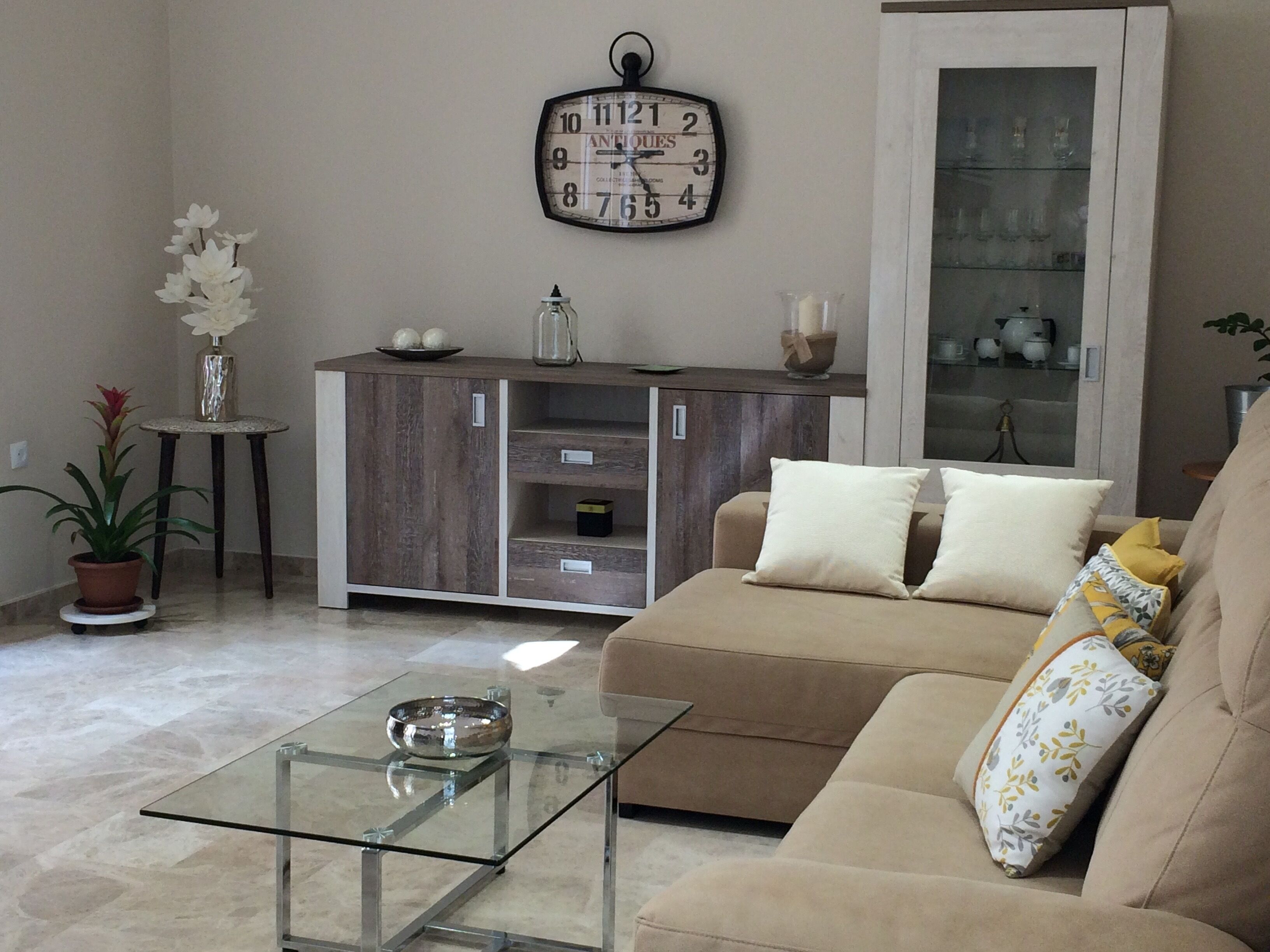 Télévision, livres, chaîne hi-fi