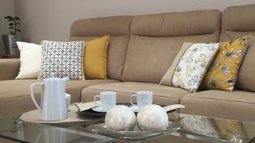 Een televisie, boeken en een stereo