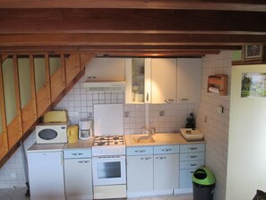 Een koelkast, een microgolfoven, een oven, een kookplaat