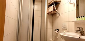 Eenvoudige eenpersoonskamer | Badkamer | Handdoeken