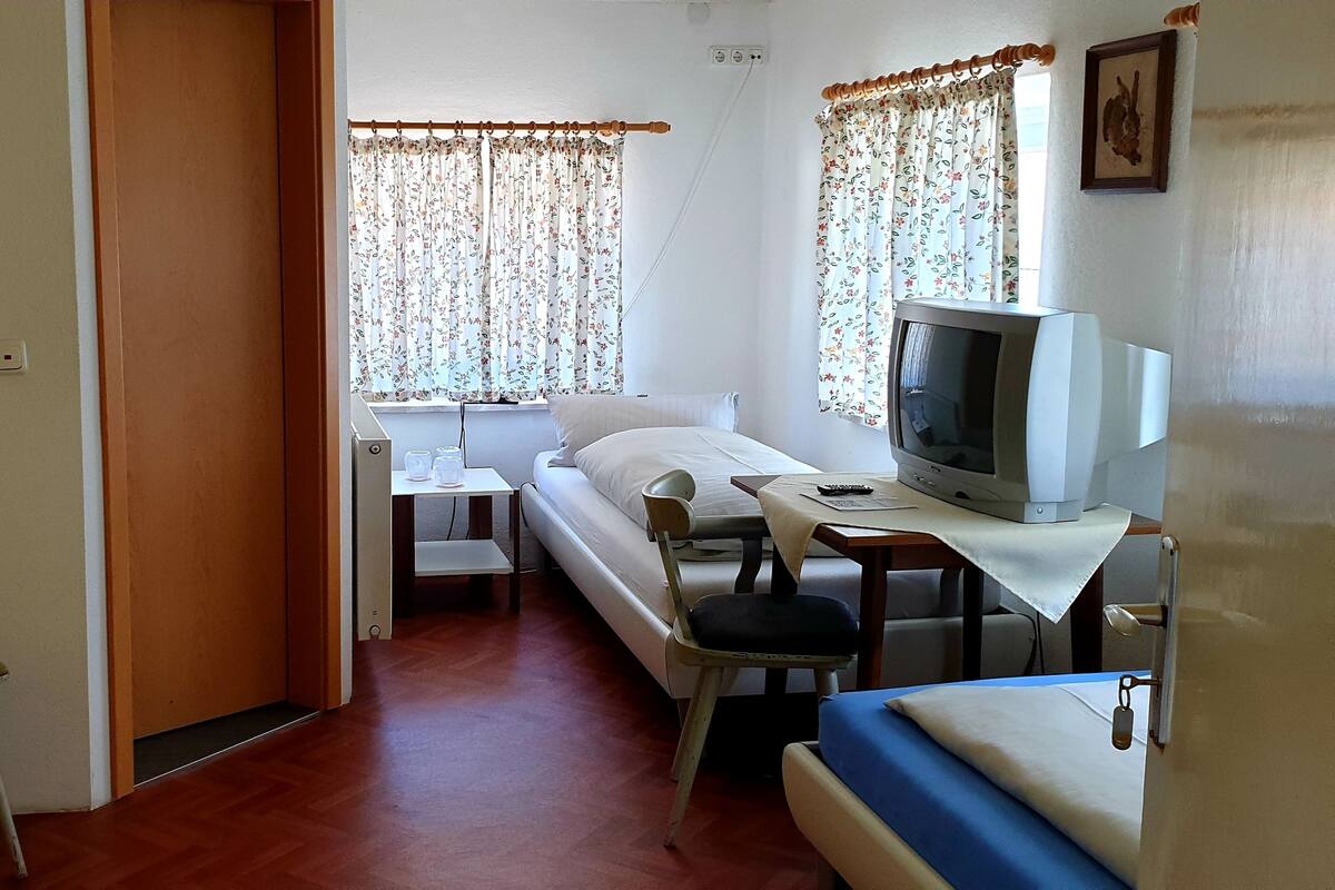 Basic Triple Room | Meja, Wi-fi percuma, cadar katil