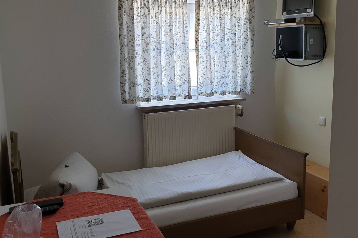 Basic Single Room | Desk, free WiFi, bed sheets
