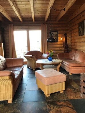 Smart-tv, een open haard, een dvd-speler en een tafeltennistafel