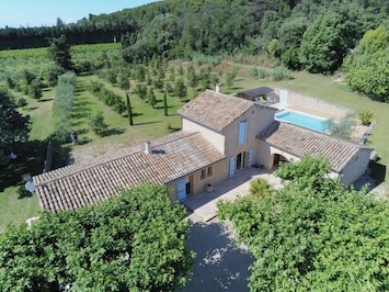 Location vacances CHEVAL-BLANC, maison à louer tout confort mas provençal 6 personnes. Réservation en ligne avec Plaisirs & Maisons de Provence