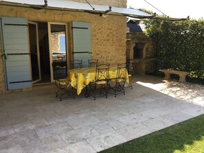 Outdoor dining - Holiday rental with pool CHEVAL BLANC LS2-350 (Cheval Blanc)