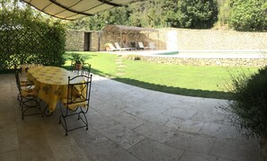 Outdoor dining - Holiday rental with pool CHEVAL BLANC LS2-350 (Cheval Blanc)